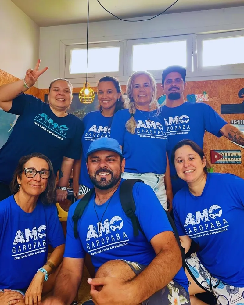 Equipe da AMO Garopaba reunida, com camisetas azuis da AMO