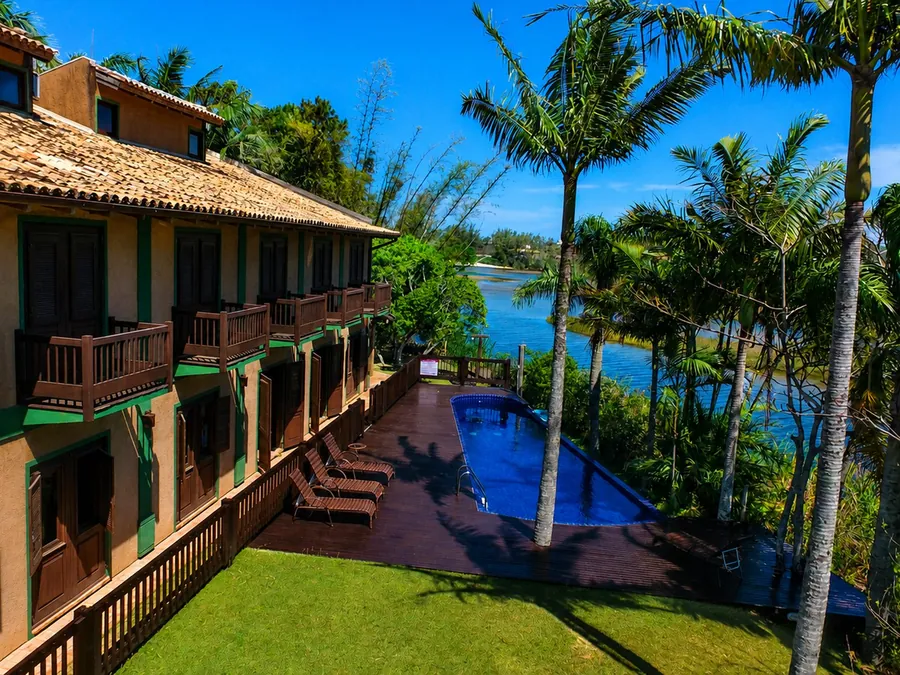 Pousada com piscina e jardim entre palmeiras