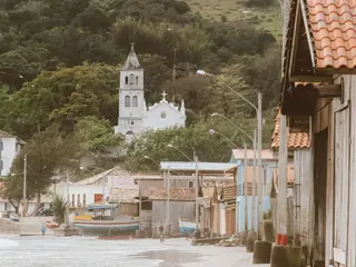Casario e igreja do centro histórico de Garopaba