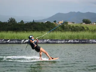 Pessoa andando de wakeboard na lagoa